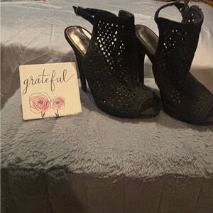 Size 6 black heels great for a night out and a cute fit !!!